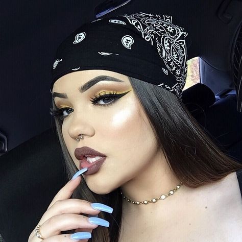 pinterest: @ nandeezy † Chola Makeup, Chica Chola, Estilo Chola, Chola Girl, Gangsta Girl Style, Chola Style, Chicana Style, Stylish Scarves, Bandana Hairstyles