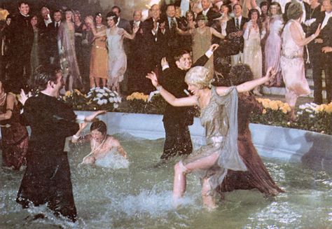 A fantastic scene from the first Great Gatsby film released in 1974. Roaring Twenties, 20s Aesthetic, 1920s Aesthetic, Foto Glamour, Roaring 20, Septième Art, Gatsby Party, Party Scene, Roaring 20s