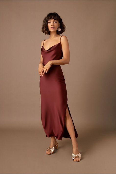 Wedding Guest Silk Dress, Cocktail Dresses For Wedding Guests, Plain Silk Dress, Wedding Guest Dress Simple, Cocktail Dresses For Wedding, Dress Designing Ideas, Best Cocktail Dresses, Silk Dress Design, Raw Silk Dress