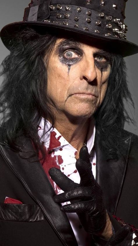 August 12, 1972:  Alice Cooper had the #1 U.K. song with "School's Out." Vampire Rockstar, Eye Black Designs, Alice Copper, Mom Painting, Marilyn Manson Art, The Hollywood Vampires, Hollywood Vampires, Rock Musicians, Cheap Thrills