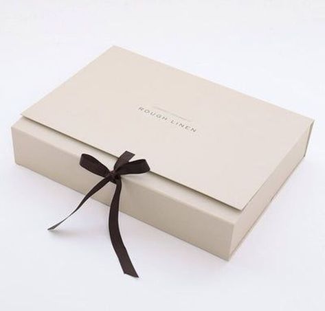 Pola Kotak, Elegant Gift Wrapping, Rough Linen, Luxury Packaging Design, Clothing Packaging, Packaging Ideas Business, Fashion Packaging, Branding Design Packaging, Gift Box Design