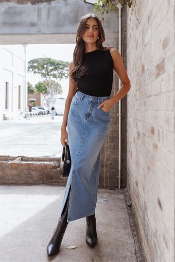 Wrap Around Clothes, California Casual Style Fashion, T Shirt With Long Skirt, Attending Graduation Outfit Ideas Guest, Green Button Down Outfit, Business Casual Accessories, 25 Year Old Fashion Outfits, Denim Skirt Midi, Denim Skirt Outfits