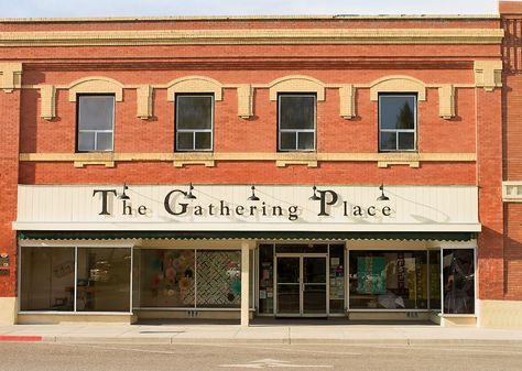 The Gathering Place is a giant quilt store—the likes of which could thrill any quilting enthusiast—and it's located in the small town of Rupert, Idaho. East Coast Vacation, Explore Idaho, Idaho Vacation, Scrap Wood Crafts, Quilt Store, The Quilt Show, Cute Quilts, Quilt Stores, Gathering Place