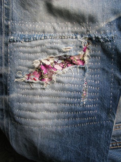 susi bancroft mending: if it's got to be done, why not do it mindfully and make it beautiful? Jeans Repair, Styl Grunge, Denim Repair, Mending Clothes, Make Do And Mend, Visible Mending, Denim Ideas, Patched Jeans, Sashiko