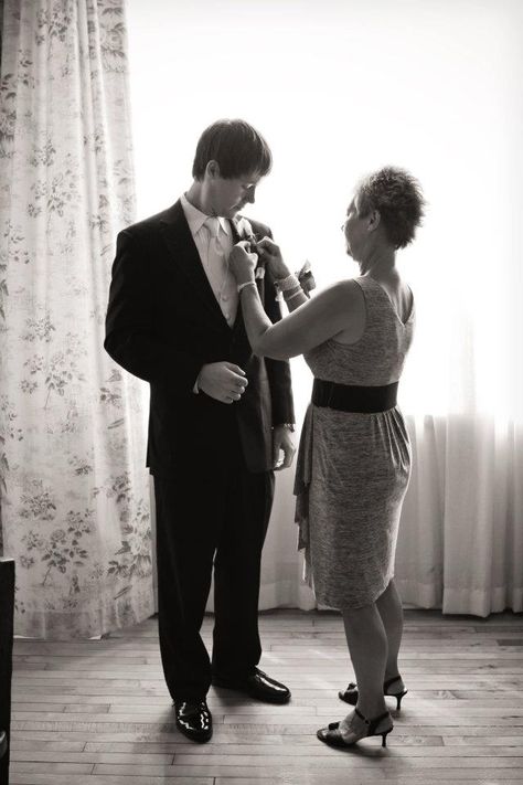 Mother Of The Groom And Groom Photos, Groom And His Mom, Mother Of The Groom Photo Ideas, Groom First Look With Mom, Wedding Photo Ideas Groom And Mother, Groom Getting Ready Pictures With Mom, Mother Groom Photos, Groom And Family Photos, Mom And Groom Pictures