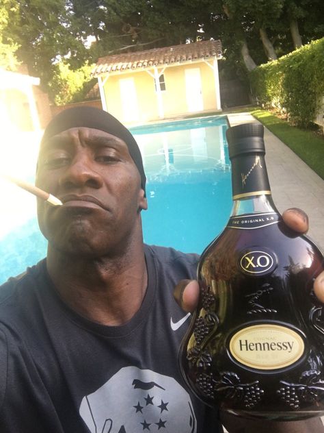 Shannon Sharpe on the Milds & the Yak. Black Power, Shannon Sharpe, Jojo's Bizarre Adventure Stands, Complex Magazine, Basketball Photos, Photography Magazine Cover, Pop Bottles, Pure Leaf Tea Bottle, Action Poses