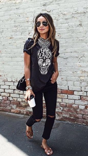 Tshirt and statement necklace Punk Rock Female Outfits, Ripped Jeans Ideas, Sincerely Jules, Edgy Chic, Look Boho, Mode Casual, Trendy Summer Outfits, Jeans Diy, Modieuze Outfits