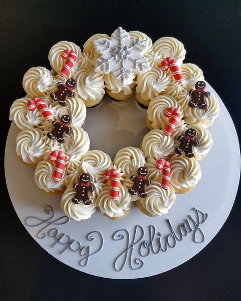 White Wreath Mini Cupcake Cake Cupcake Wreath Christmas, Christmas Wreath Dessert, Cupcake Wreath, Holiday Cupcakes, White Cupcakes, Baking Inspiration, Christmas Cake Decorations, Mini Cupcake, Christmas Foods