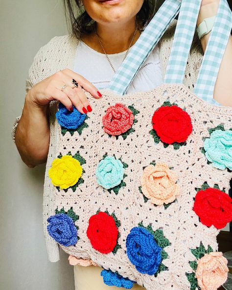 🌸Happy week everyone!! Just me here saying hello with this cute flower granny square bag I finished last week!! . To make the granny square flowers I used the Rose Garden jacket pattern from @tscrochetdesign (Next project I am trying is the jacket!!). . For the lining I used a sage checkers cotton fabric and kind of improvised but I made a tutorial available on my Youtube channel if you want to sew how I did it!! . The bag is available on Etsy if you are interested, let me know in the comm... Flower Granny Square Bag, Flower Granny Square Crochet, Crochet Flower Granny Square, Granny Square Bag Crochet, Square Bag Crochet, Flower Granny Square, Happy Week, Granny Square Bag, Crochet Tote Bag