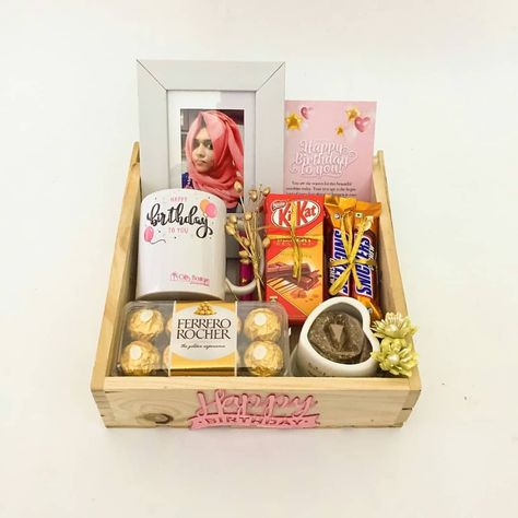 Special customized birthday gifts hamper GB 5553 #happybirthday #giftsforher #birthdaygirl #gifts #giftshamper #kochigifts #bestgifts… Best Marriage Gifts, Birthday Gift Hamper, Fererro Rocher, Gifts Hamper, Kitkat Chocolate, Chocolate Snickers, Luxury Birthday Gifts, Snickers Chocolate, Customized Mug