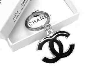 CHANEL Chanel Black And White, Coco Chanel Fashion, Chanel Couture, Chanel Logo, Chanel Accessories, Classy Fashion, Key To My Heart, Handbag Charms, Picture This