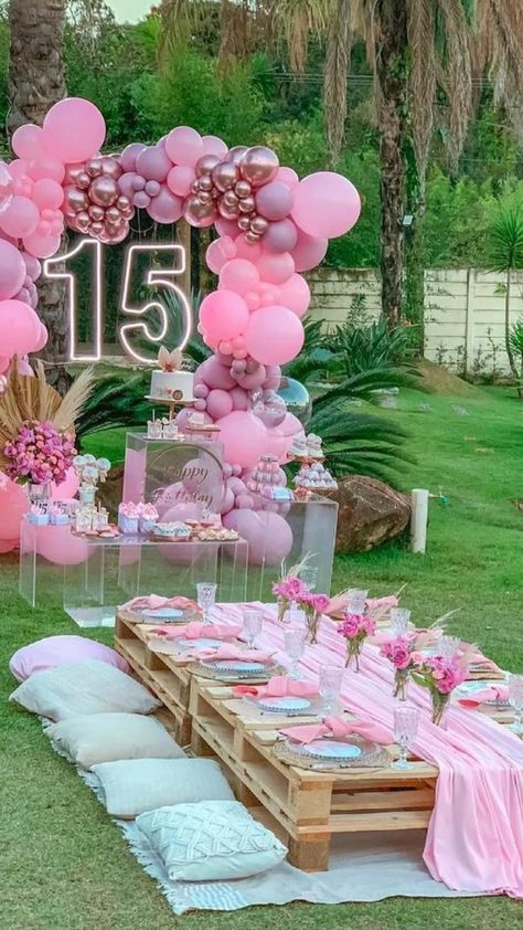 Picnic Party Decorations, 14th Birthday Party Ideas, Greenery Backdrop, 15th Birthday Party Ideas, Deco Baby Shower, 17th Birthday Ideas, Backyard Birthday Parties, Picnic Birthday Party, Picnic Decorations