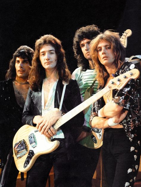 1970-1975 | Queen Photos Queen Music, Freddy Mercury, Queen Photos, Musica Rock, Queen Pictures, Roger Taylor, Queen Freddie Mercury, Rock N’roll, 인물 드로잉