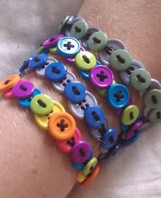 Crafts To Make With Buttons, Bracelets With Buttons, Crafts With Buttons For Kids, Jeans Chain Diy, Things To Make With Buttons, Things To Do With Buttons, Cheap Crafts To Make And Sell, Buttons Crafts Ideas, Craft With Buttons