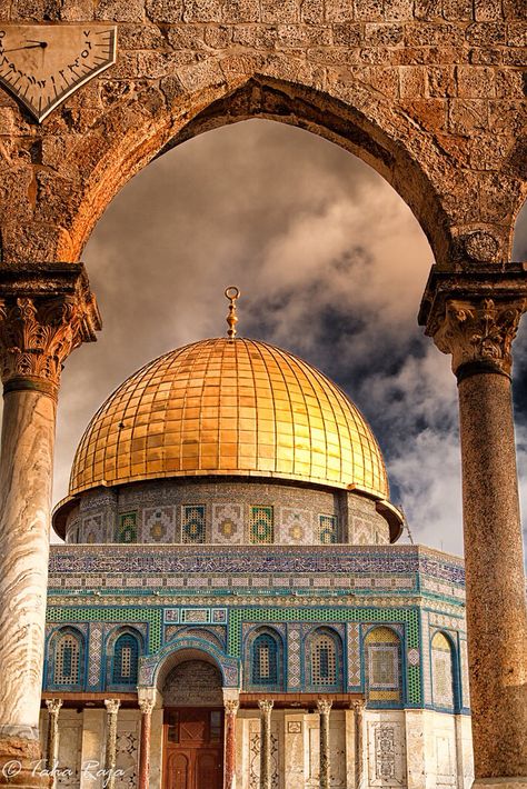 المسجد الاقصى المبارك في فلسطين  بِسْمِ ٱللّٰهِ ٱلرَّحْمٰنِ ٱلرَّحيم 🍃⚪ سُبْحَانَ الَّذِي أَسْرَى بِعَبْدِهِ لَيْلًا مِنَ الْمَسْجِدِ الْحَرَامِ إِلَى الْمَسْجِدِ الْأَقْصَى الَّذِي بَارَكْنَا حَوْلَهُ لِنُرِيَهُ مِنْ آَيَاتِنَا إِنَّه ه�ُوَ السَّمِيعُ الْبَصِيرُ ⚪🍃صدق الله العضيم   القرآن الكريم سورة الإسراء، الآية 1 Mosque Architecture, Mekka Islam, Terra Santa, Arsitektur Masjid, Al Aqsa, Mosque Art, Dome Of The Rock, Mecca Wallpaper, Beautiful Mosques