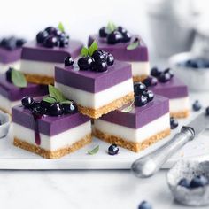 Mini Desserts, Using Blueberries, Deserturi Raw Vegan, Maqui Berry, Blueberry Bars, Bite Size Snacks, Think Food, Fancy Desserts, Cute Desserts