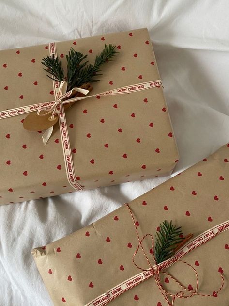 Cute Xmas Wrapping Ideas, Christmas Aesthetic Gift Wrapping, Gift Wrapping Aesthetic Christmas, Aesthetic Wrapping Paper Christmas, Christmas Aesthetic Wrapping, Christmas Decorations Astetic, Present Aesthetic Christmas, Christmas Wrapping Ideas Aesthetic, Christmas Gift Wrapping Ideas 2023