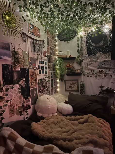 Sala Grunge, Grunge Bedroom, Cottage Room, Cool Room Decor, Chill Room, Room Redesign, Retro Room, Bedroom Decor Cozy, Pinterest Room Decor