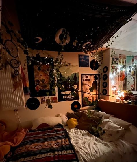 Rum Inspo, Grunge Bedroom, Hippy Room, Home Decor Aesthetic, Chill Room, Aesthetic Home Decor, Retro Room, Grunge Room, Home Aesthetic