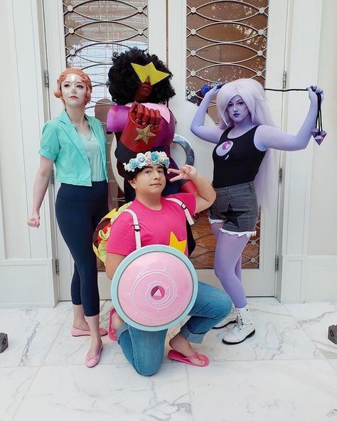 Congrats to Steven Universe for winning a #glaadawards ! What is your favorite Steven Universe episode? ⭐️ Family Trio Costumes, Steven Universe Cosplay Steven, Steven Universe Hairstyles, Halloween Cartoon Costumes, Steven Universe Halloween Costumes, Matching Cosplays, Steven Universe Party, Couple Cosplay Ideas, Steven Universe Halloween