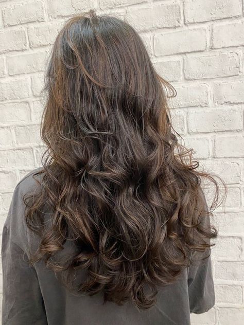 Long Wavy Hair Long Layers, Layered Hair Wavy Long, Long Wavy Hair Layered Haircut, Long Layered Hair Wavy Loose Curls, Long Naturally Wavy Haircuts, Natural Wavy Hair Long Layers, Wavy Hair Lots Of Layers, Rounded Layers Wavy Hair, Long Layers On Natural Wavy Hair