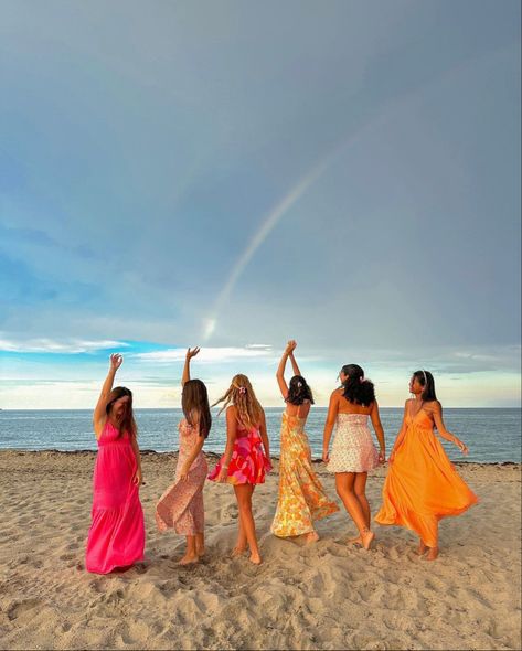 Friend Group Dresses, Beach Group Outfit, Girls Group Photoshoots Beach, Beach Ig Pictures With Friends, Group Of Friends Aesthetic Beach, Vacation Poses Picture Ideas Friends, Group Photo Beach Ideas, 4 People Beach Pictures, Friend Group Pictures Beach