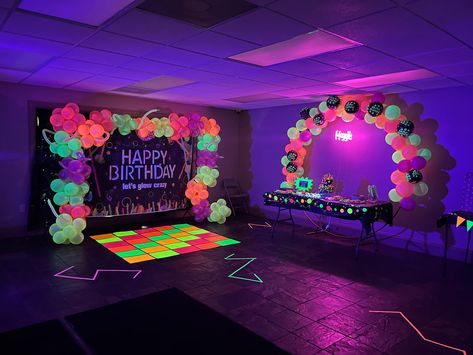 Glow Party Ideas Decorations, Glow Pool Birthday Party, How To Make A Neon Party, Neon Glow Birthday Party Ideas, Glow Party Balloon Garland, Glow In The Dark Party At Home, Disco Glow In The Dark Party, Easy Glow Party Ideas, Glow Party Ideas Food
