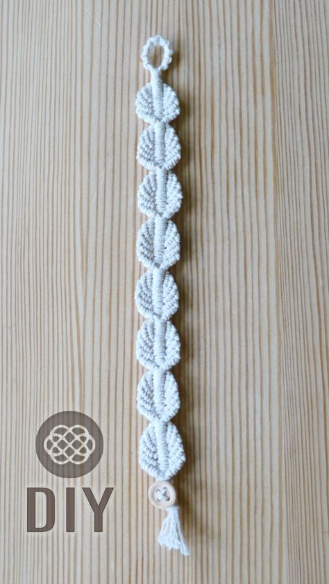 DIY LEAF BRACELET Leaf Bracelet Tutorial, Diy Macrame Projects, Macrame School, Diy Leaf, Macrame Jewelry Tutorial, Macrame Plant Hanger Tutorial, Macrame Bracelet Tutorial, Macrame Bracelet Patterns, Macrame Knots Tutorial