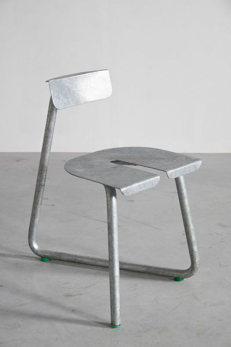 Atelier — Thomas Serruys Sheet Metal Chair, Desain Furnitur Modern, Chaise Metal, Metal Chair, Brass Door Handles, Metal Stool, Interiors Magazine, Steel Chair, Creative Furniture