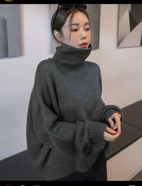 Korean model looking stylish in her turtleneck sweater. Winter Turtleneck Outfits, Gray Turtleneck Outfit, Grey Turtleneck Outfit, Turtle Neck Outfit Women, How To Wear Turtleneck, Turtleneck Sweater Outfit, Turtleneck Outfits, Grey Sweater Outfit, Turtleneck Fashion