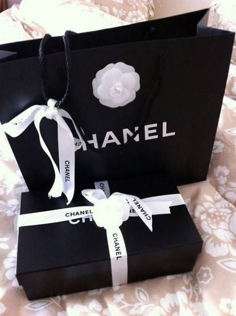 Every Chanel shopping bag is decorated with a white Camellia, which was Coco Chanel's favorite flower. Die hard Chaneliacs collect these too. Coco Chanel, Chanel 2015, Perfume Chanel, Chanel Couture, Shopping Spree, Retail Therapy, Womens Purses, Black Aesthetic, Go Shopping