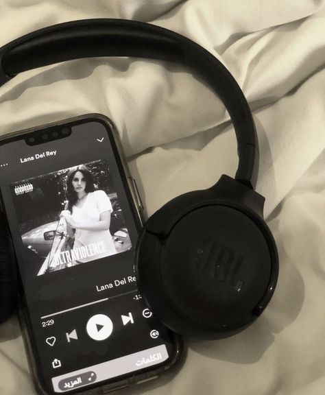 Jbl Headphones, Foto Glamour, Cute Headphones, Desain Signage, Black Headphones, Music Aesthetic, Foto Ideas Instagram, White Aesthetic, My Vibe