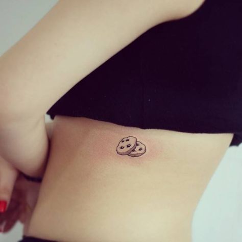 Girl Side Tattoos, Essen, Baking Tattoo, Minimalist Tattoo Meaning, Tiny Tattoos For Women, Typography Tattoo, Paris Tattoo, Food Tattoos, French Tattoo