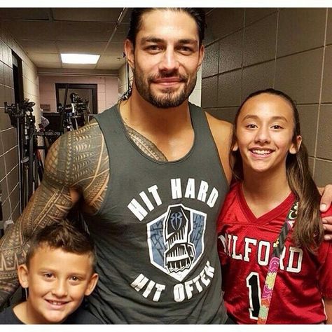 Roman Reigns with his neice and nephew Koa and Madison Galina Anoa'i, Roman Reigns Daughter, Roman Empire Wwe, Roman Wwe, Roman Reigns Family, Roman Reigns Smile, Roman Reigns Wwe Champion, Joe Anoaʻi, Roman Regins