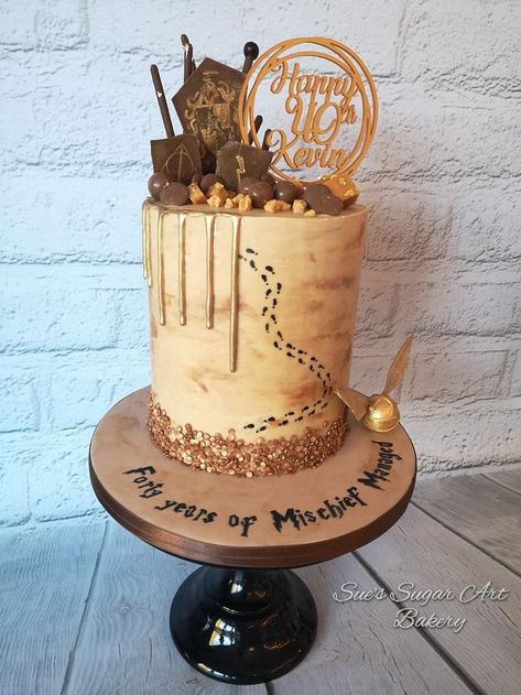 A ‘subtle’ Harry Potter cake for a 40th birthday celebration. 40th Harry Potter Birthday, Harry Potter Cake And Cupcakes, Gold Harry Potter Cake, Harry Potter 40th Birthday Cake, Harry Potter 21st Birthday Cake, Harry Potter 30th Birthday Cake, Harry Potter Themed Birthday Cake, Harry Potter 40th Birthday Party, Harry Potter Theme Party Food