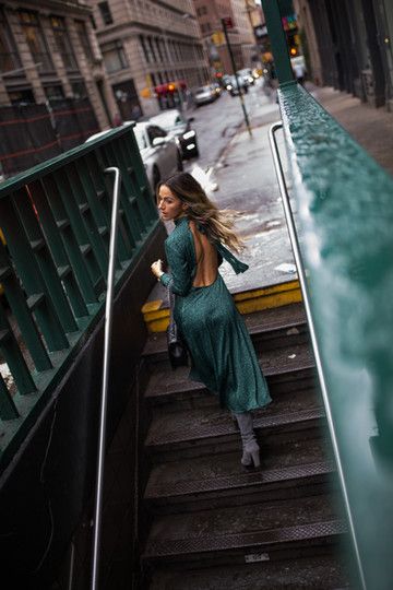 Nyc Lifestyle Photography, Nyc Lifestyle Photoshoot, Dress Street Photoshoot, Subway Fashion Editorial, Nyc Street Fashion Photography, Street Editorial Fashion, Fashion Photography Street Style, Outdoor Retro Photoshoot, Nyc Stoop Photoshoot