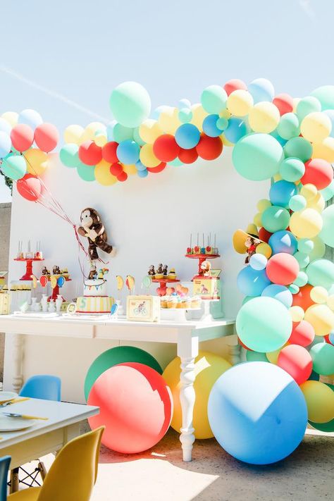Modern Curious George Party, Curious George Birthday Decorations, Curious George Centerpiece Ideas, Curious George First Birthday, Cake Pops Cute, Curious George Birthday Party Ideas, Curious George Cake, George Birthday Party, Curious George Cakes
