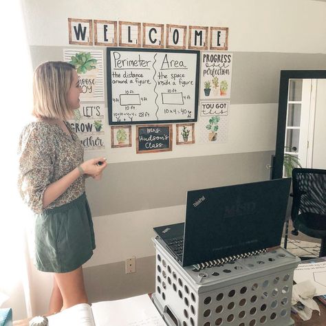 Overgrown Hair, Digital Learning Classroom, Picture Dark, Classroom Background, Picture Cute, Hair Roots, Online Classroom, Virtual School, Online Teachers