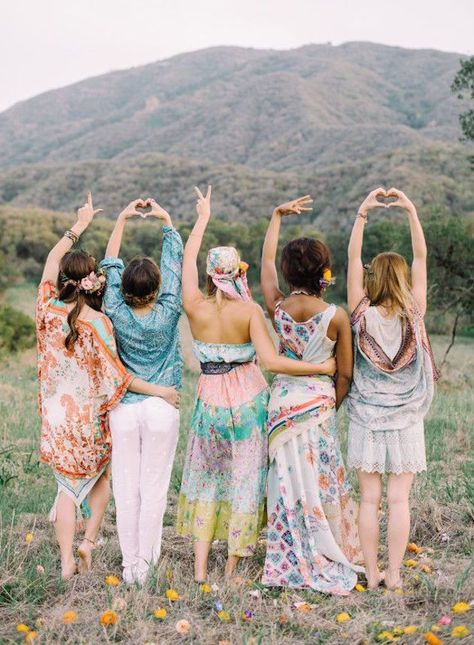 Quotes Girlfriend, Group Photo Poses, Group Picture Poses, Bohemian Bridesmaid, Trendy Party Dresses, Bridesmaid Luncheon, Friend Pictures Poses, Bridesmaid Inspiration, Friend Poses Photography
