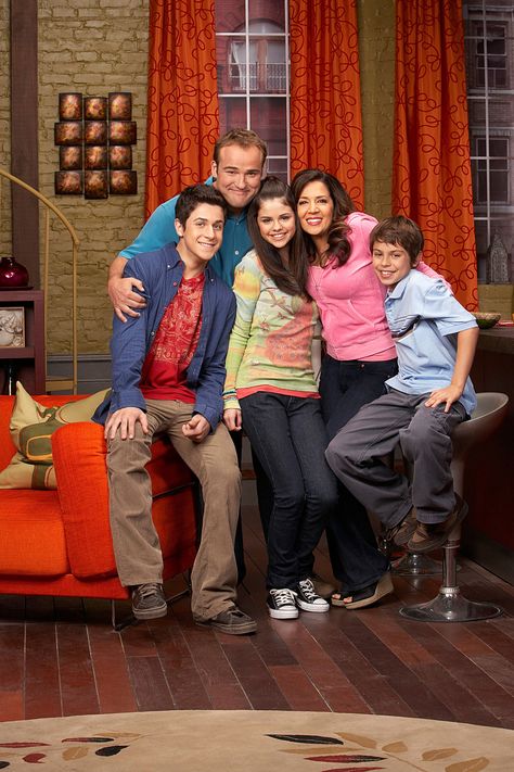 WIZARDS OF WAVERLY PLACE, David Henrie, David DeLuise, Selena Gomez, Maria Canals, Jake T. Austin, (Season 1), 2007-,. Photo: Craig Sjodin  DISNEY CHANNEL / courtesy everett collection Maria Canals Barrera, David Henrie, Jake T Austin, Old Disney Channel, Virtual Dj, Wizards Of Waverly, Alex Russo, Disney Channel Shows, Wizards Of Waverly Place