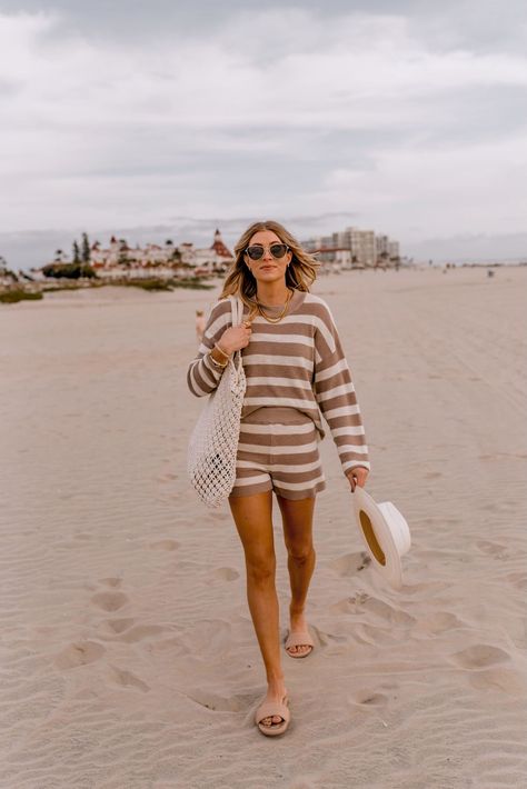 Beach Boho Outfits Women, 60 Degree Beach Outfit, Flattering Beach Outfits, January Beach Outfits, Comfy Cute Vacation Outfits, Travel Beach Outfit, Tahoe Outfits Summer, Lounge Beach Outfit, Fall Hawaii Outfit