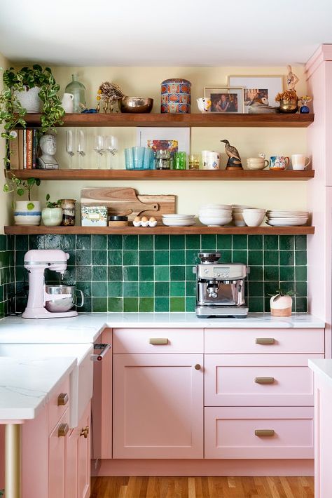 Open Concept Kitchen Shelves, Pink Green Kitchen Ideas, Pink And Green Interior Design, Pink And Green Kitchen, Pink Kitchen Cabinets, Eclectic Kitchen Decor, Pink Cabinets, Pink Kitchen Decor, Green Backsplash