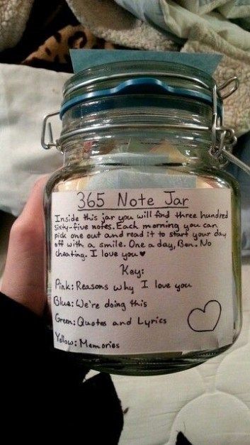 These DIY Valentine's gifts for boyfriends are so cute! 5 Senses Gift For Boyfriend, 365 Note Jar, Gifts For Boyfriend Long Distance, Valentijnsdag Diy, Diy Valentine Gifts For Boyfriend, 365 Jar, Hadiah Valentine, Saint Valentin Diy, Valentines Bricolage