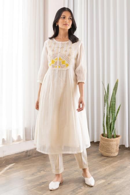 Buy White Chanderi Embroidery Floral Round Kurta And Pant Set For Women by Khamaj India Online at Aza Fashions. Simple Frock Design, Chanderi Kurta, Kurta Set For Women, Gowns Dresses Elegant, Desi Fashion Casual, Salwar Designs, Kurti Designs Latest, Long Kurti Designs, Pant Set For Women