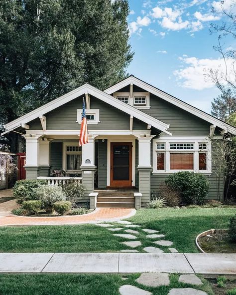 Craftsman Style Homes: Craftsman Exterior Color Ideas and Photos | Hunker Labas Ng Bahay, Craftsman Exterior Colors, Craftsman Bungalow Exterior, Craftsman Home Exterior, Craftsman Porch, Girly Apartment, Exterior Color Palette, Girly Apartments, Craftsman Farmhouse