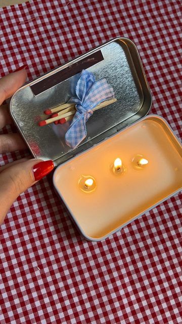 Upcycling, Altoid Tin Ideas Outside, Altoid Tin Gift Ideas, Altoid Tin Games, Tin Box Diy, Mint Tin Crafts Diy, Crafts With Match Boxes, Altoid Can Crafts, Mint Container Crafts