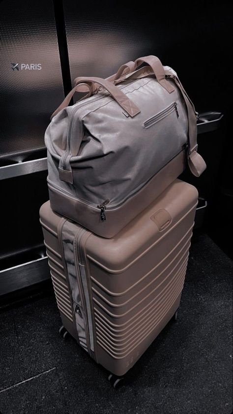 Traveling Light: Packing Tips and Must-Have Minimalist Travel Products | Minimalist Packing #packingaesthetic Airport Aestethic, Light Packing Tips, Airport Chic, Checklist Travel, Travel Instagram Ideas, International Travel Essentials, Minimalist Packing, Packing Travel, Stylish Luggage