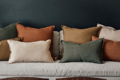 Rust Colored Pillows, Burnt Orange Bedroom, Terracotta Living Room, Couch Grau, Sage Living Room, Burnt Orange Living Room, Terracotta Bedroom, Orange Couch, Pillow Combos