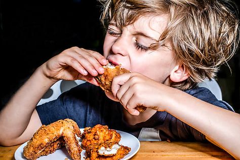 Essen, People Eating Food Photography, Food And People Photography, Men Eating Photography, Person Eating Photography, People Eating Reference, Eating Food Reference, Someone Eating Reference, People Eating Photography