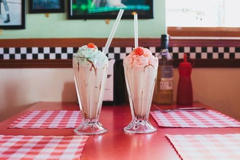 A E S T H E T I C S - Retro - Wattpad Essen, Retro American Diner, 1950s Aesthetic, Diner Aesthetic, 50s Aesthetic, 50s Diner, American Graffiti, Retro Diner, American Diner